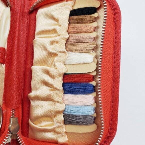 Sewing Kit Mini Vintage Late 1950s Thread, Scissors, Case (Bakelite Tools?) - Picture 7 of 10